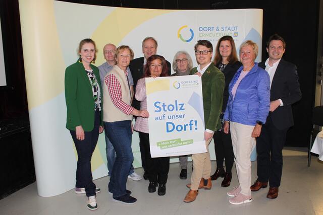 Für Landtagsabgeordnete Marlene Zeidler-Beck, Obmann Alfred Ocenasek, Andrea Holzbach-Mathé, Manfred Holzbach, Ingrid Ganster, Obfrau Stv. Roswitha Jungmeister, Bürgermeister Thaddäus Heindl, Vizebürgermeisterin Simone Kubo, geschäftsführende Gemeinderätin Brigitte Lewisch und Geschäftsführer Martin Ruhrhofer ist klar: Wir sind „Stolz auf unser Dorf“ | Foto: NÖ Dorf- &amp; Stadterneuerung 