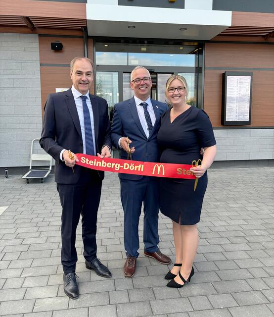 Landesrat Leonhard Schneemann, Franchisenehmer Michael und Sandra Trittinger. | Foto: Landesmedienservice