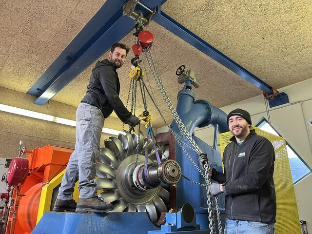 Tausch des Turbinenlagers im Kraftwerk Griesbach. Rechts: GWTelfs-Kraftwerksspezialist Gabriel Schöpf.
 | Foto: GW Telfs