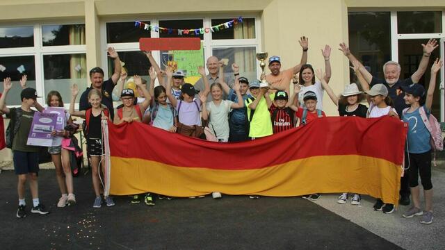 Die Freude war groß, als die Volksschüler aus Kohfidisch mit Dir. Wolfgang Lakits, Iris Heiden, Bewegungscoach Bernd Frey, Zivilschutz-Beauftragter Manfred Pimperl und Safety-Tour-Coach Walter Hofer den Vizestaatsmeister-Titel aus Traun/OÖ 2022 holten.

 | Foto: Peter Seper