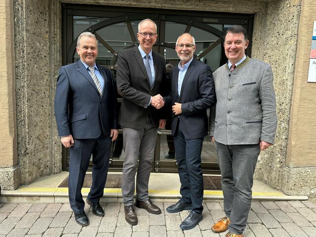 Vizepräsident Bürgermeister Wolfgang Wagner (ÖVP), Bürgermeister Manfred Sampl (ÖVP), Gemeindeverband-Salzburg-Präsident Günther Mitterer (ÖVP), Verbandsgeschäftsführer Martin Huber. | Foto: Salzburger Gemeindeverband