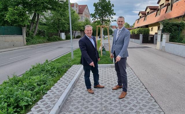 Umweltgemeinderat Leopold Spitzbart und Leiter der E5-Gruppe Roland Honeder freuen sich in der Martinstraße über die entsiegelten Flächen. | Foto: ÖVP Klosterneuburg
