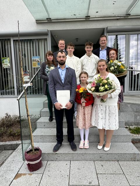 Manfred Hofinger überreichte den frisch vermählten Paaren einen Obstbaum. | Foto: Gemeinde Lambrechten