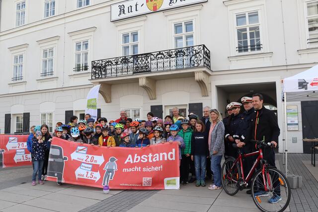 Die Volksschulkinder mit ihren Lehrerinnen (VS Hauptplatz) sowie Vertreterinnen und Vertreter aus Politik, Polizei und Kirche machen auf die Aktion "Abstand macht sicher" aufmerksam.  | Foto: Michalka