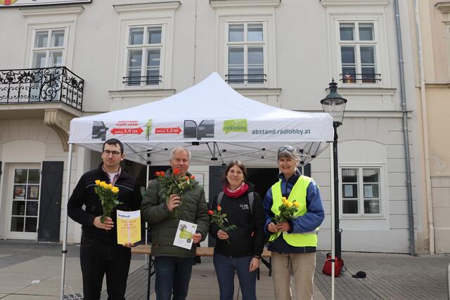 Die Radlobby NÖ startet am Brucker Hauptplatz die Info-Kampagne "Abstand macht sicher" und verteilt Rosen an die Autofahrenden.  | Foto: Michalka