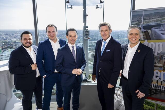 v.l.n.r.: Roman Bauer (Geschäftsführer Donauturm), Paul Blaguss (Gesellschafter Donauturm), Kurt Gollowitzer (Geschäftsführer Wien Holding), Wiener Finanz- und Wirtschaftsstadtrat Peter Hanke, Josef Taucher (Landtagsabgeordneter für die Donaustadt) | Foto:  Donauturm Wien / Martin Steiger