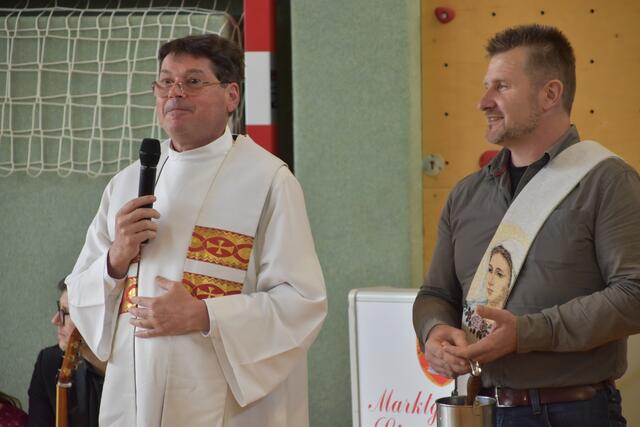 Pfarrer Stefan Raimann, selbst Schüler an der Volksschule und Hauptschule Siegendorf, führte die Segnung der neuen Hallen durch.  | Foto: Stefan Schneider