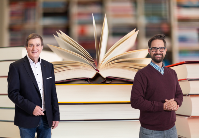 AK-Präsident Günther Goach und Roman Huditsch, Leiter AK-Bibliotheken machen auf vielfältiges Angebot aufmerksam. | Foto:  AK Kärnten/Gernot Gleiss/Jost &amp; Bayer/Stock.adobe/Kara