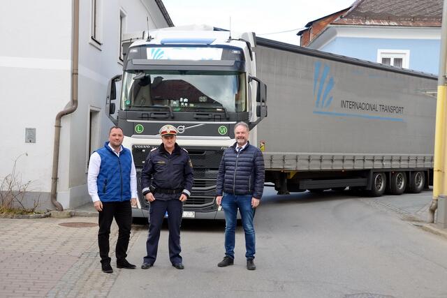 Markus Tafeit, Hubert Brunner und Ewald Peer bei der Engstelle im Ortsgebiet.