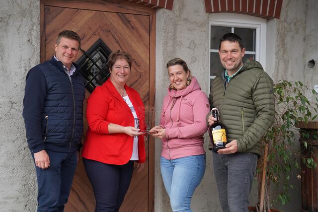 Bgm. Stephan Oswald und LAbg. Maria Skazel bei der Familie Köberl in St. Stefan ob Stainz, die mit ihrem „Hausmi-Bier“ sehr gut ankommt. | Foto: ÖVP