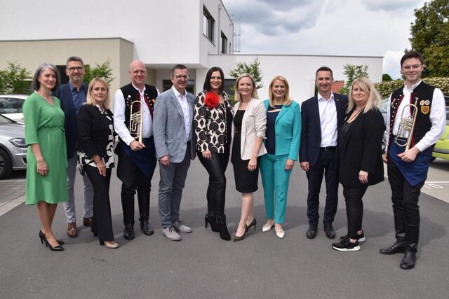 Zahlreiche Ehrengäste kamen zu den Feierlichkeiten in Siegendorf: VS Dir.in Silvia Mühlgaszner, Rainer Porics, Kindergartenleiterin Angelika Kain, Markus Platzer (Musikverein Siegendorf), LAbg. Bgm. Thomas Schmid, Landeshauptmann-Stellvertreterin Astrid Eisenkopf, Siegendorfs Bürgermeisterin LAbg. Rita Stenger, Landesrätin Daniela Winkler, Landtagspräsident Robert Hergovich, MS Dir.in Karin Müller, Lukas Grafl (Musikverein Siegendorf). | Foto: Stefan Schneider