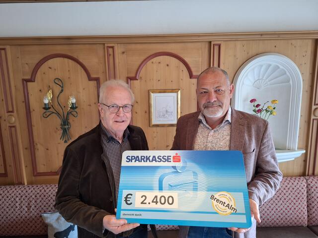 Helmut Pesendorfer (li) konnte an Bgm. Markus Köck einen Scheck übergeben. | Foto: privat