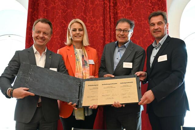 Vertrag unterzeichnet: Die Eisenstraßen-Obleute der drei Bundesländer, Mario Abl (li.), Katrin Auer und Werner Krammer (re.) mit dem Präsidenten des neuen Fördervereins "Österreichische Eisenstraße" Wilfried Eichlseder. | Foto: Silke Michels / Stadt Waidhofen