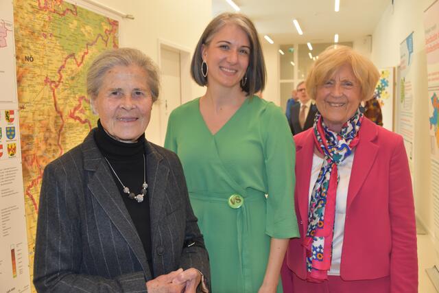Drei Generationen von Schulleiterinnen vereint: (v.l.) Justine Kugler, Silvia Mühlgaszner und Irma Farkas.  | Foto: Stefan Schneider