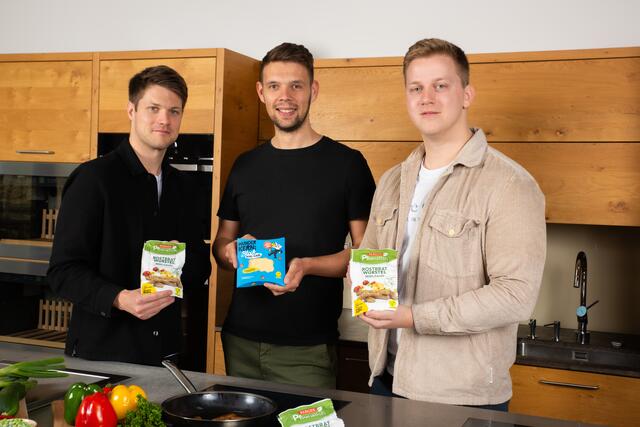 Martin Berger; Fabian Wagesreither, Mitbegründer von Wunderkern, und Thomas Berger präsentieren das Co-gebrandete Produkt. | Foto: Kristian Schark/Berger Schinken