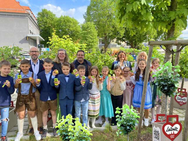 Mitten im Lindenwald: Die Schülerinnen und Schüler der 3a Klasse mit Bürgermeister Michael Schumacher, Barbara Draxler, Fritz Parmetler, Christine Kerngast und Doris Elsnik | Foto:  brandmarketing 