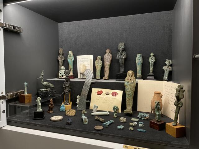 Besonders stolz ist Dollinger auf die bunten Objekte aus dem alten Ägypten. | Foto: Teischl/RMW