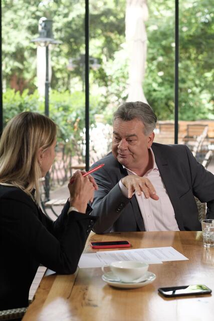 Den Handwerkerbonus, der ab 15. Juli bis 31. Dezember beantragt werden kann, sieht Werner Kogler in mehrfacher Hinsicht positiv. | Foto: Roland Ferrigato