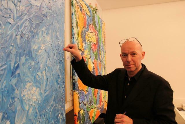 Pablo Meier-Schomburg beim Verkaufen seiner Bilder.  | Foto: Sofia Hollunder