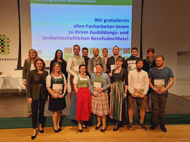 Die erfolgreichen Facharbeiterinnen und Facharbeiter aus dem Bezirk Leibnitz mit den Vertreterinnen aus der Landwirtschaft. | Foto: LFA Steiermark