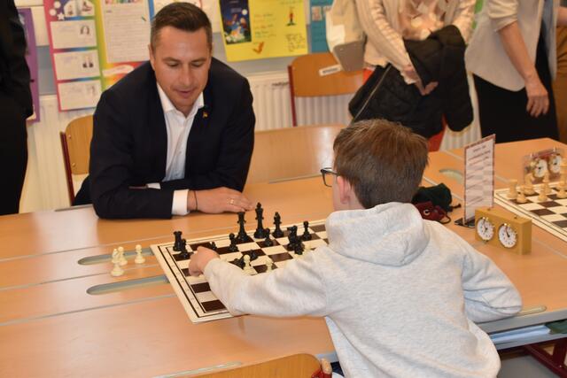 Landtagspräsident Hergovich ließ sich gleich auf eine Runde Schach ein.  | Foto: Stefan Schneider