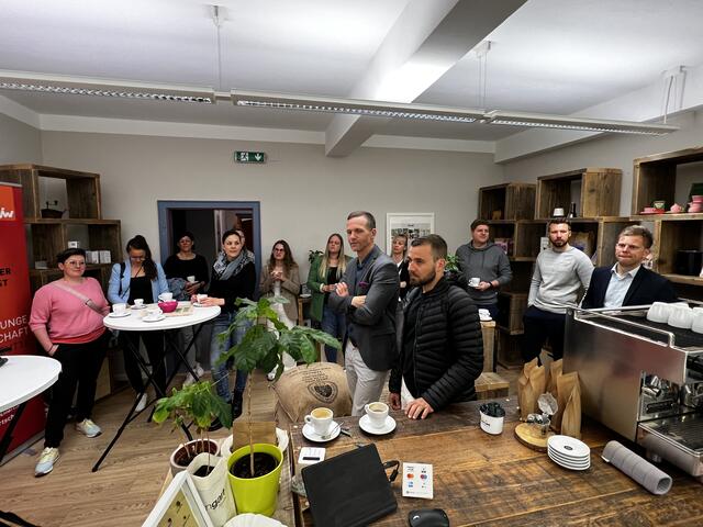 Zahlreich interessierte JungunternehmerInnen aus dem Bezirk tauchten in die Welt des Kaffees ein. | Foto: EK Reutte/Eisele
