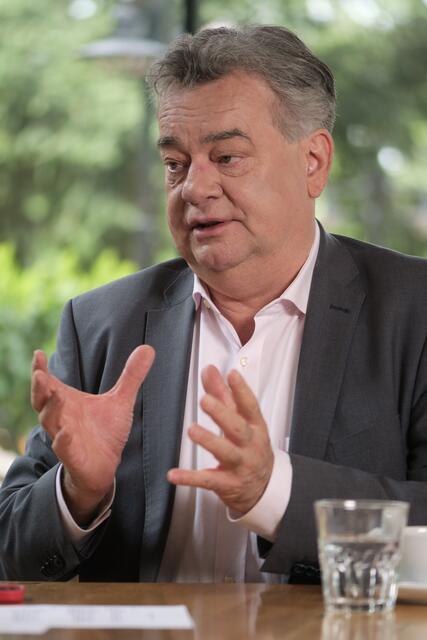 Kogler: "Wir haben in der Periode 2020 bis 2023 verglichen mit den Jahren 2010 bis 2019 jährlich über zehnmal so viel beim Ausbau der Photovoltaik erreicht – gewerblich und privat." | Foto: Roland Ferrigato