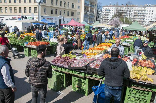 Alles frisch von den Landwirtinnen und Landwirten gibt es etwa am Freitag- und Samstagvormittag beim Bauernmarkt am Hannovermarkt. | Foto: Wolfgang Unger