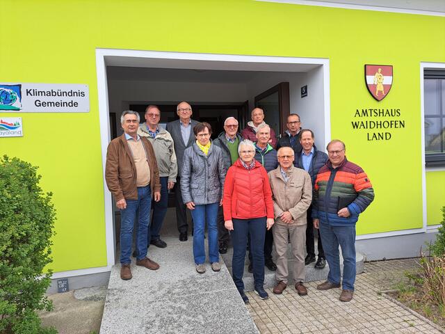 Beim Treffen (v.l.): Fritz Kadrnoschka (Ludweis-Aigen;), Franz Eglau (Kautzen), Johann Datler (Gastern), Ingrid Pfingstner (Dietmanns), Helmut Bieber (Raabs), Christa Haidl (Waldkirchen), Franz Steininger (Windigsteig), Franz Schelm (Groß Siegharts), Martin Dangl (Gastern), Alois Semper (Thaya), Hermann Scharf (Waidhofen-Land) und Franz Weber (Vitis). | Foto: Gemeinde Waidhofen-Land