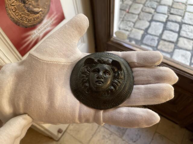 Eine sogenannte Phalera, also eine römische Tapferkeitsauszeichnung, die Offiziere auf ihrem Brustpanzer trugen. Hier zu sehen ist das Frontalgesicht der Medusa. | Foto: Teischl/RMW