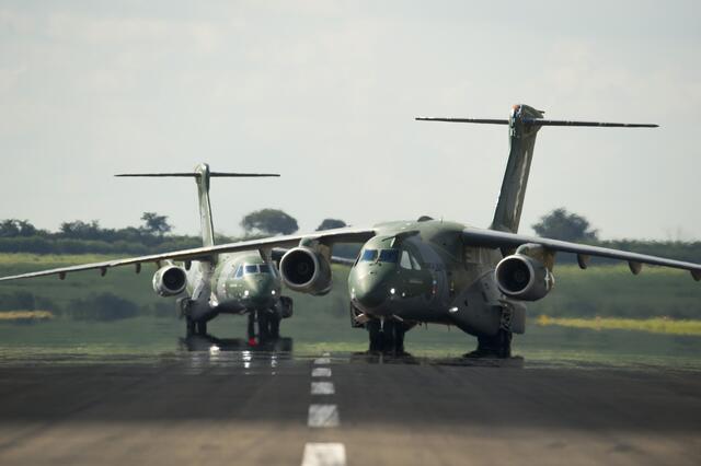 Bereits im vergangenen Jahr kündigte Verteidigungsministerin Klaudia Tanner (ÖVP) an, die in die Jahre gekommen C-130 "Hercules"-Transportmaschinen des Bundesheers ersetzen zu wollen. Künftig soll die C-390 des brasilianischen Flugzeugherstellers Embraer Teil der österreichischen Luftflotte werden. Ein Ankauf der Maschinen rückt nun näher. | Foto: Bundesheer