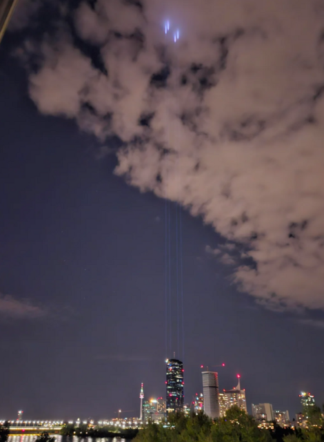 Mysteriöse Lichter am Wiener Nachthimmel wurden am Donnerstagabend gesehen. | Foto: Screenshot OG_Gilgamesh/Reddit