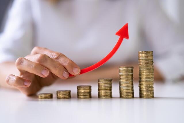 Gemäß den Plänen des Ministeriums sollen sowohl neu eingestellte als auch bereits beschäftigte Mitarbeiter:innen von einer Angleichung der Gehaltsstrukturen profitieren können. | Foto: AndreyPopov/panthermedia