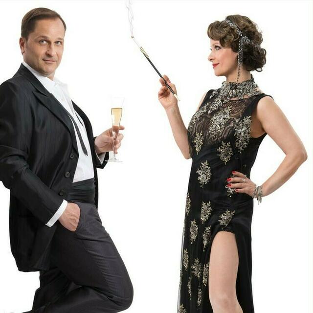 Der freigestellte Brucknerhaus-Intendant Dietmar Kerschbaum stand gerne auch zusammen mit Ehefrau Renate Pitscheider auf der Bühne. Etwa in der Operette "Die Fledermaus" beim großen Silvesterkonzert. | Foto: Rita Newmann