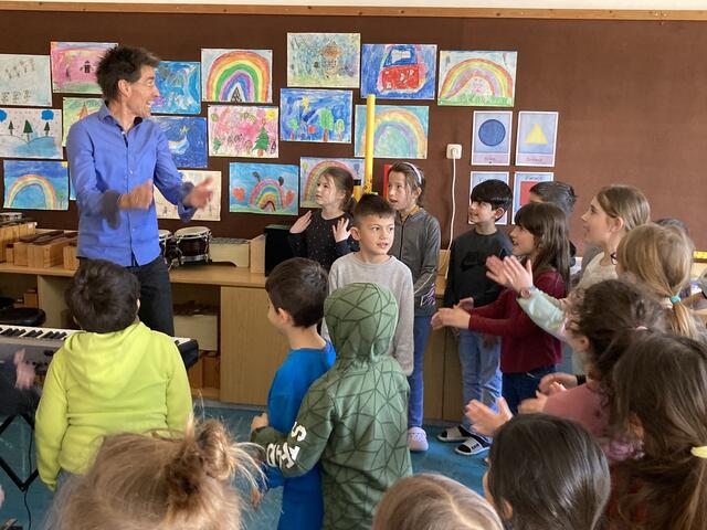 Albert Frey erkundet zusammen mit den Schulkinder ihre Stimmen und die Welt des Lieds. | Foto: Karin Santer-Astl