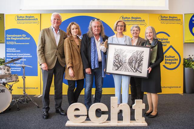 Hubert Schultes, Katharina Richter, Johannes M. Tuzar, Landeshauptfrau Johanna Mikl-Leitner, Ulrike Vitovec und Irmgard Linke-Traunfellner (v.l.). | Foto: Daniela Matejschek