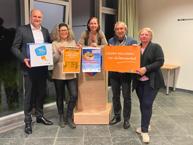 Bürgermeister Christian Frank (Obmann LEADER Region Weinviertel Ost), Barbara Oberndorfer (Geschäftsführerin Dorfplatz St. Andrä-Wördern), Christine Filipp (Geschäftsführerin LEADER Region Weinviertel Ost),mRaimund Gutmann (wohnbund:consult), Elisabeth Schiller (Moderatorin) (v.l.) | Foto: LEADER Region Weinviertel Ost