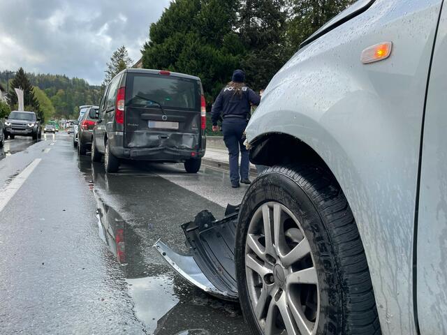 Drei Autos beteiligt: Am Donnerstag kam es auf der Schubertstraße B171 in Kufstein zu einem Auffahrunfall.  | Foto: ZOOM.Tirol