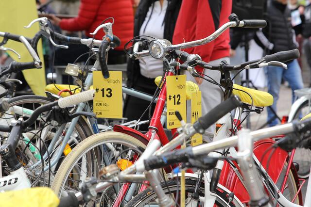 Bei der Veranstaltung werden Fundräder für den guten Zweck versteigert. Da spart man nicht nur, sondern tut auch noch etwas Gutes. | Foto: Stadt Villach/Astrid Kompan