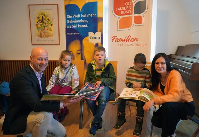 Martin Hajart (OÖ Familienbund-Landesobmann) und  Ana Aigner (OÖ Familienbund Geschäftsführerin) mit Kindern der VS Eidenberg am Familienbund-Lesefestival. | Foto: OÖ Familienbund