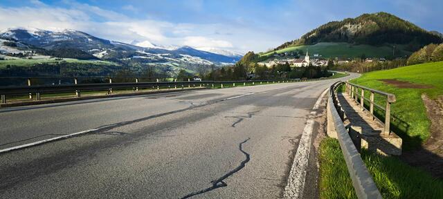 Der Verkehr wird in den zwei Brückenbereichen mit Ampeln wechselweise angehalten.  | Foto: Land Steiermark