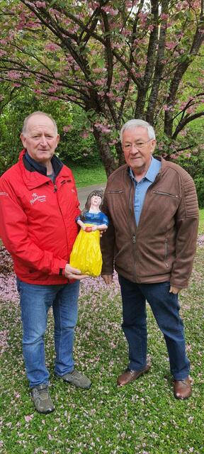 Der "Höhlen-Chef" Hans Scharner und der Schnitzer Franz Lindlbauer mit der Holz-Figur | Foto: Naturfreunde Kienberg-Gaming