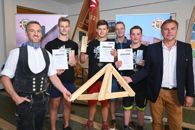 Landeslehrlingswart Martin Rübig, Gabriel Kalss (3. Platz), Niklas Fitzinger (1. Platz), Christian Moser (2. Platz), Landesinnungsmeister Josef Frauscher (v.li.) | Foto: WKOÖ