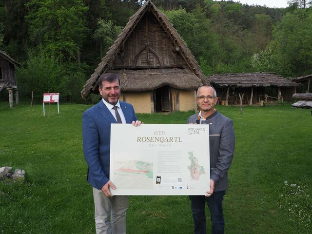 Landtagsabgeordneter Josef Edlinger und Bürgermeister Martin Leuthner im Germanendorf Elsarn bei der Vorstellung des touristischen Konzepts Strassertal 