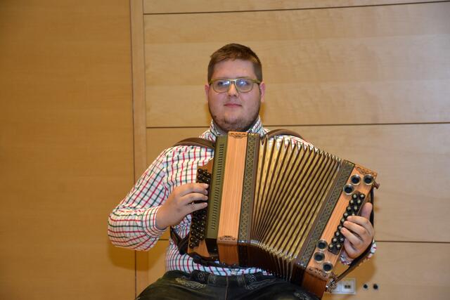 Audit of Art-Leistungsabzeichne in Gold-für Paul Riegler, auf der Steirischen Harmonika, Bad Kreuzen. | Foto: Robert Zinterhof
