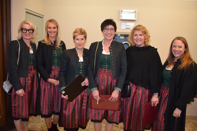 Herzlicher Empfang der Raiffeisen-Damen. | Foto: Verderber, RB/Hartleb