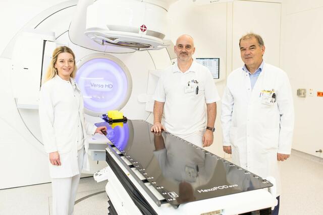 Die leitende Radiologietechnologin Claudia Mitterbauer, Medizinphysiker Andreas Poschacher und Primar Michael Kopp mit einem neuen Linearbeschleuniger.  | Foto: OÖG