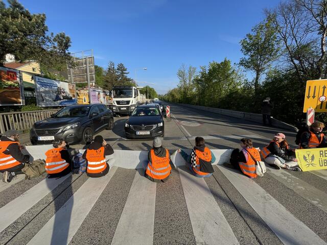 Aktivistinnen und Aktivisten der "Letzten Generation" blockierten die Westeinfahrt bzw. -ausfahrt. | Foto: Letzte Generation
