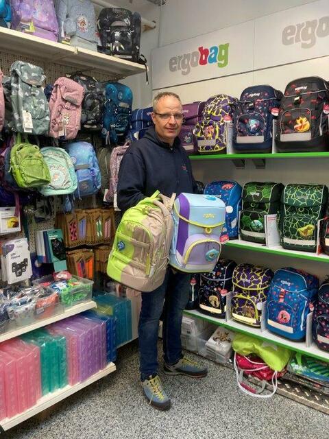 Schultaschen und mehr gibt's in Tonis Box. | Foto: privat