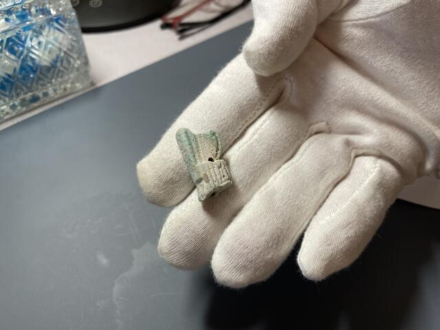 Ein Halbfabrikat einer römischen Bronzefibel, also eine Gewandnadel. | Foto: Teischl/RMW